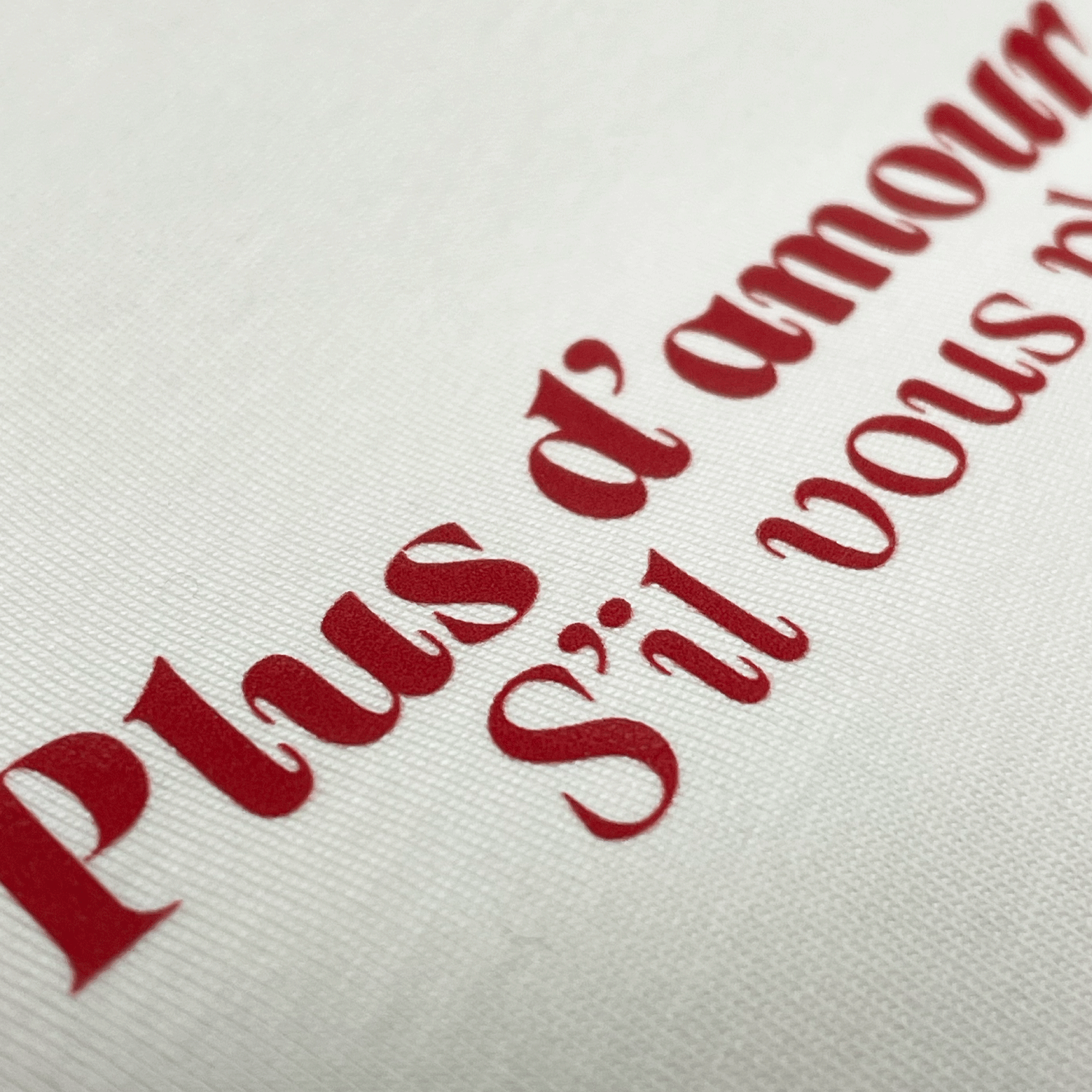 Detalle camiseta blanco crudo de algodón con impresión en rojo Hilma Studio