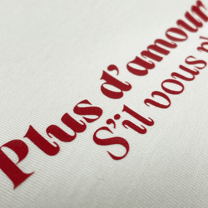 Detalle camiseta blanco crudo de algodón con impresión en rojo Hilma Studio