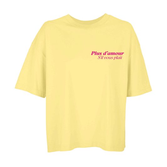 Camiseta boxy amarilla de algodón orgánico con mensaje Plus d'amour s'il vous plait en rosa flúor Hilma Studio