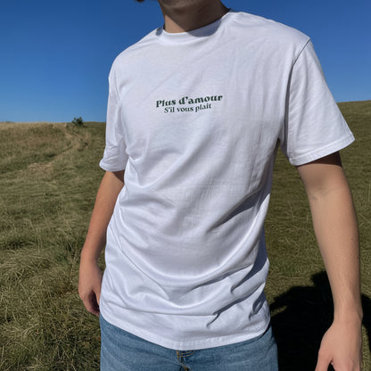 Camiseta unisex blanca de algodón orgánico con mensaje Plus d'amour s'il vous plait en verde Hilma Studio