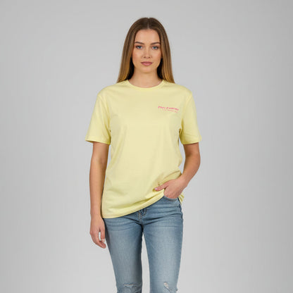 Camiseta unisex amarilla de algodón orgánico con mensaje Plus d'amour s'il vous plait en rosa flúor Hilma Studio
