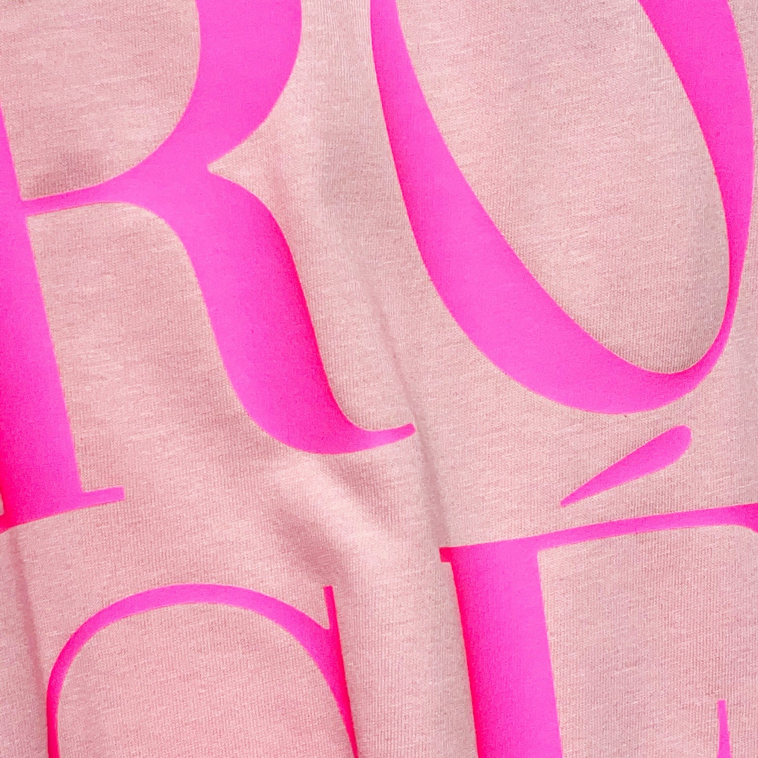 Detalle mensaje en rosa flúor en camiseta de algodón rosa Hilma Studio