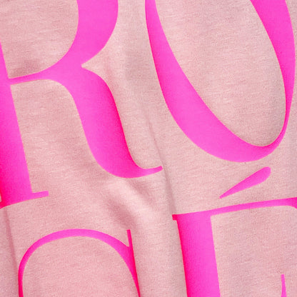 Detalle mensaje en rosa flúor en camiseta de algodón rosa Hilma Studio