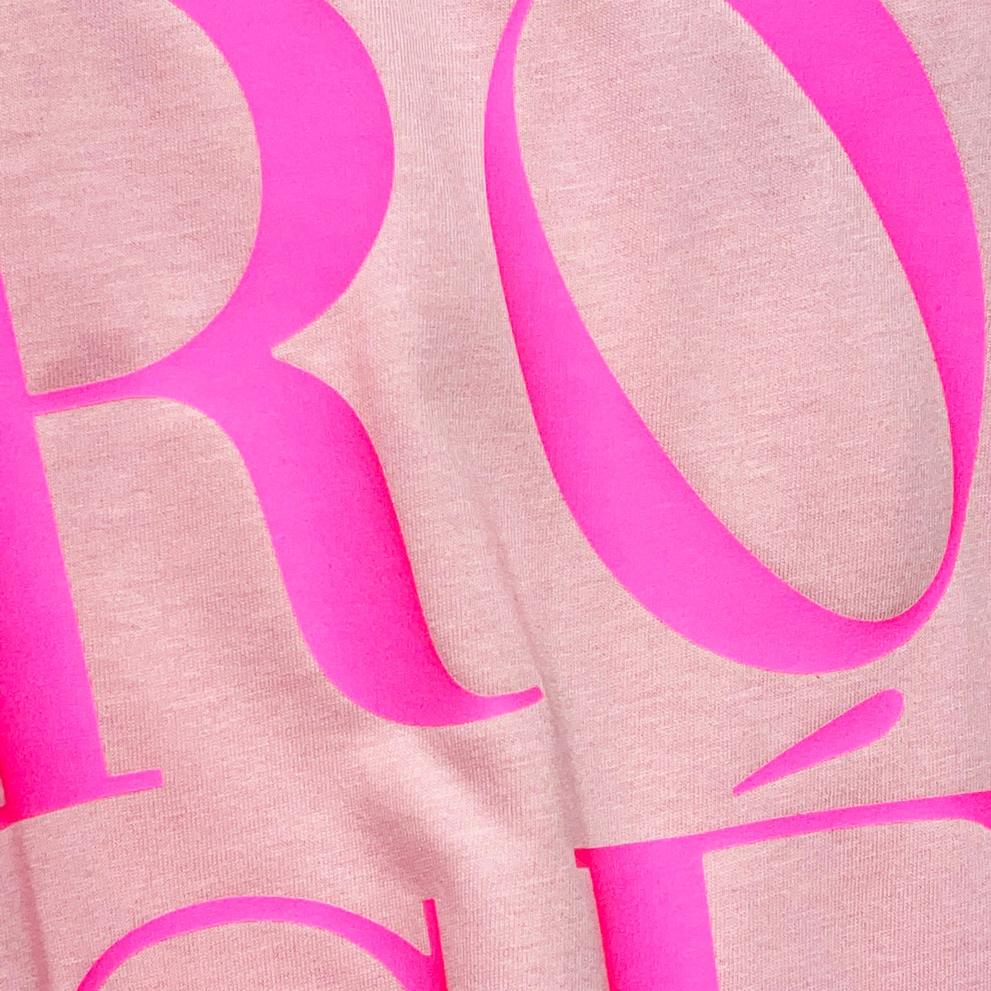 Detalle camiseta rosa impresión de letras rosa flúor Hilma Studio