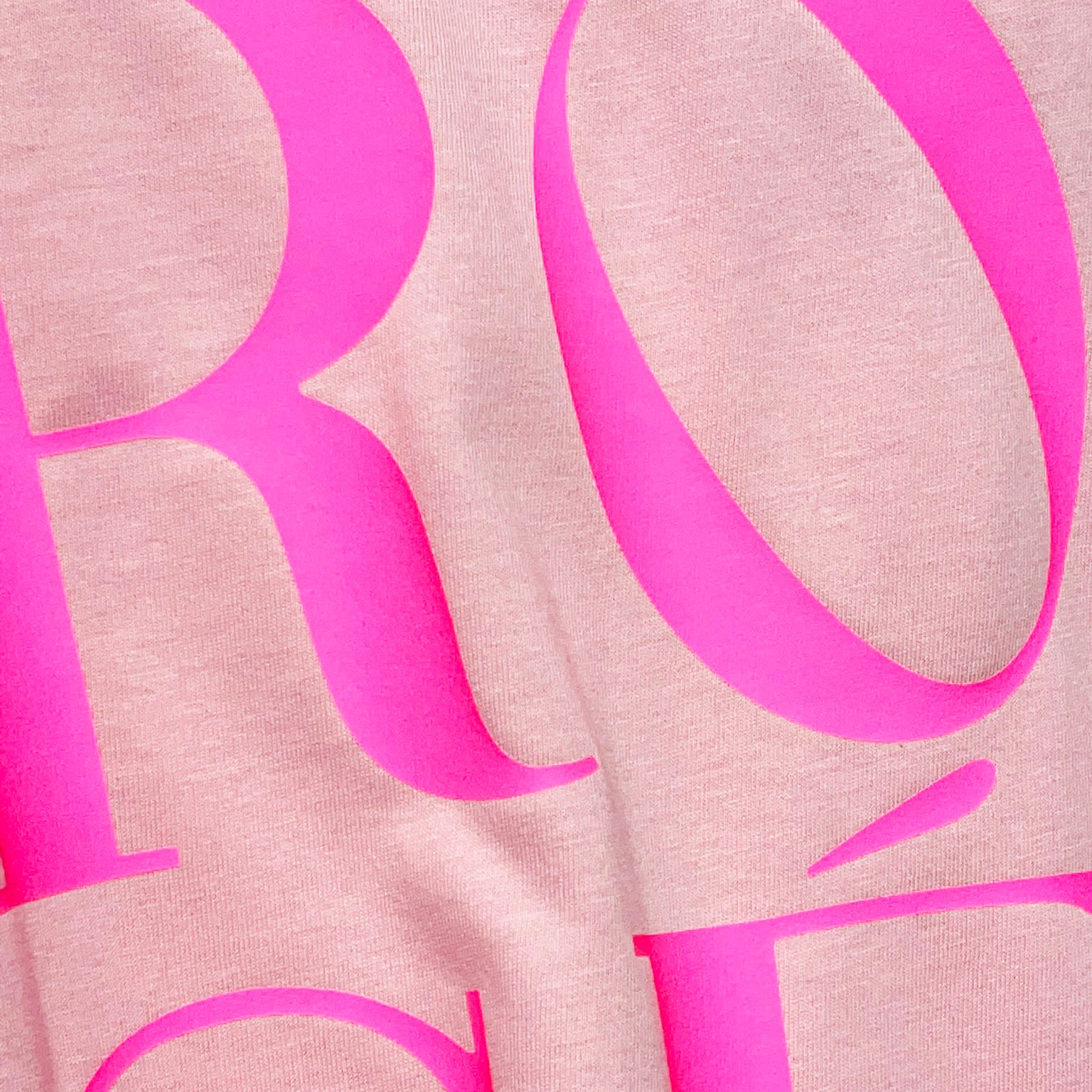 Detalle camiseta rosa impresión de letras rosa flúor Hilma Studio