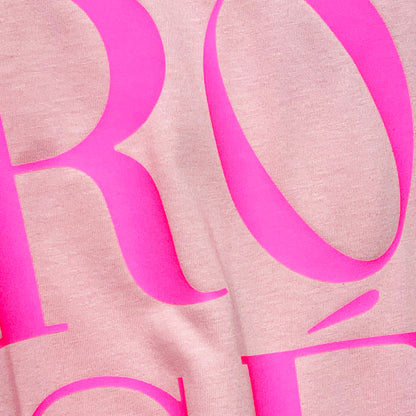 Detalle camiseta rosa impresión de letras rosa flúor Hilma Studio