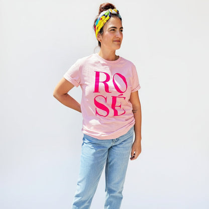Camiseta loose fit mujer rosa de algodón con mensaje Rosé en rosa flúor Hilma Studio