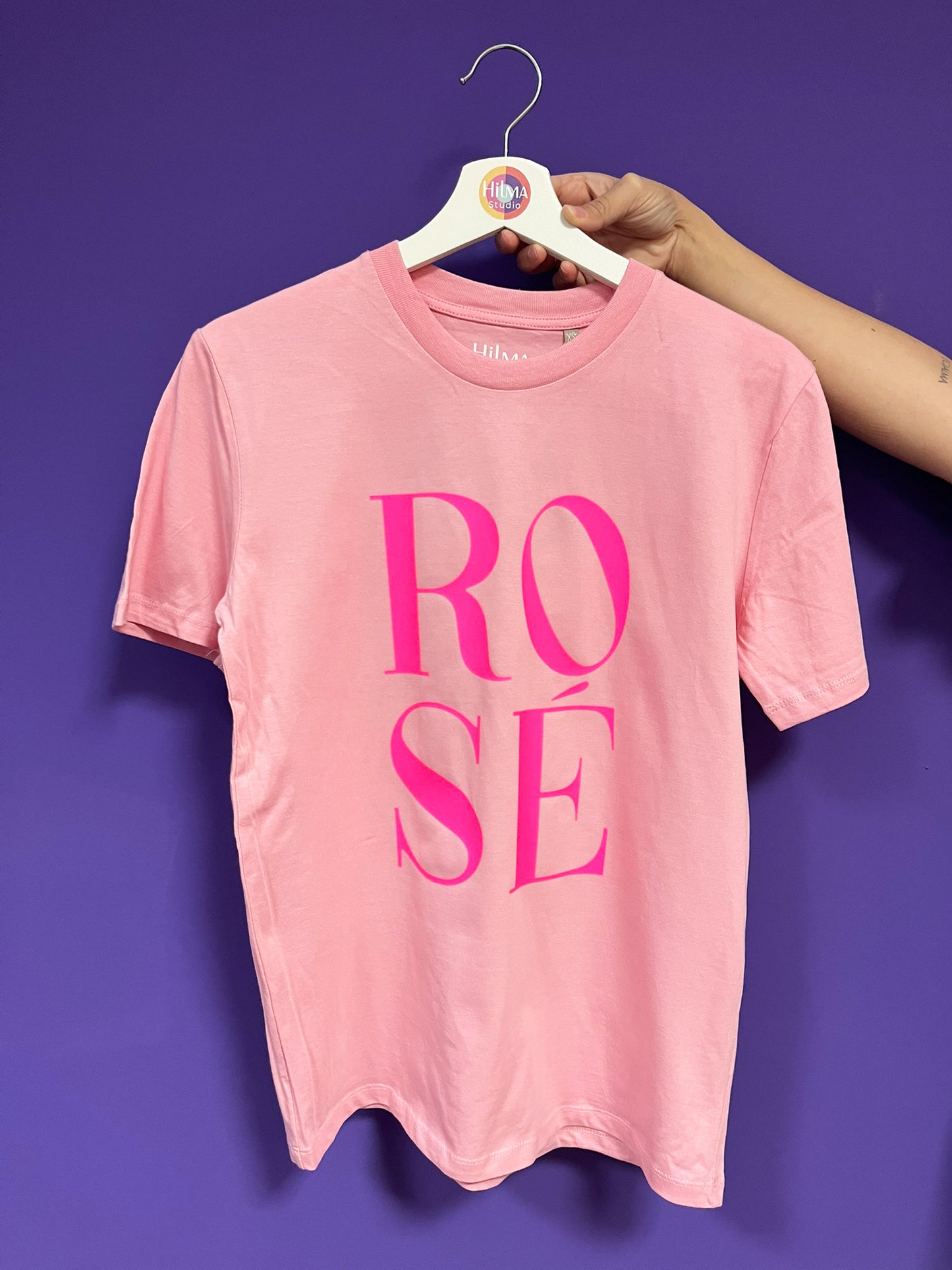 Camiseta unisex de algodón corte unisex color rosa con mensaje positivo – Hilma studio