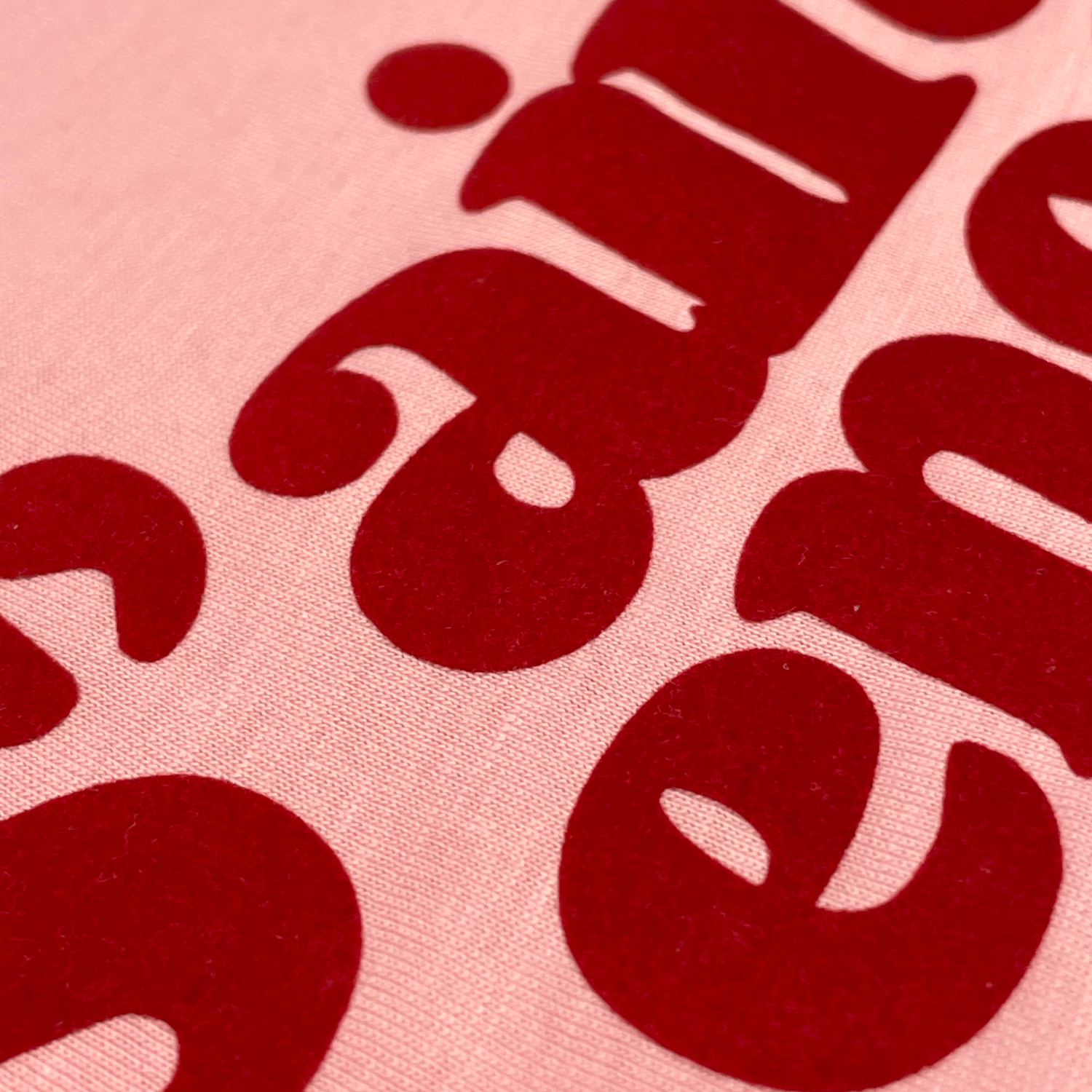 Detalle camiseta rosa de algodón con impresión en terciopelo rojo Hilma Studio