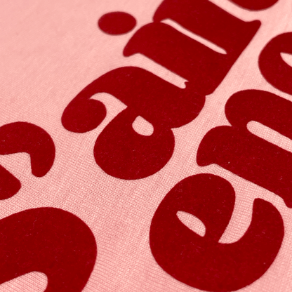 Detalle camiseta rosa de algodón con impresión en terciopelo rojo Hilma Studio