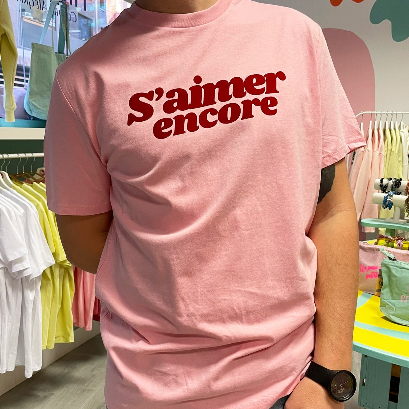 Camiseta unisex rosa de algodón orgánico con mensaje S'aimer encore en terciopelo rojo Hilma Studio