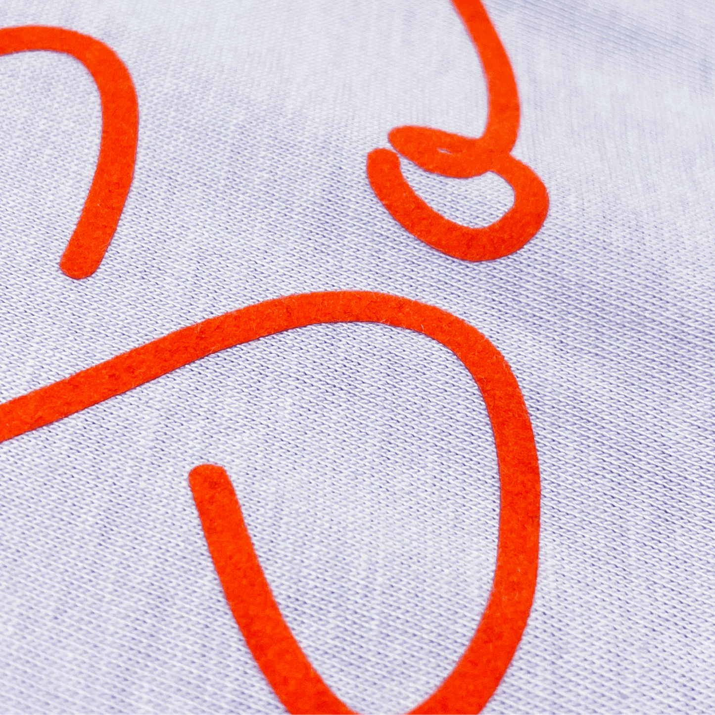 Detalle camiseta violeta de algodón con impresión en terciopelo naranja Hilma Studio