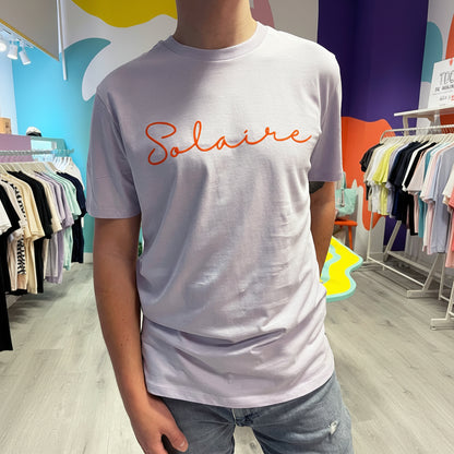 Camiseta unisex violeta de algodón orgánico con mensaje Solaire en terciopelo naranja Hilma Studio