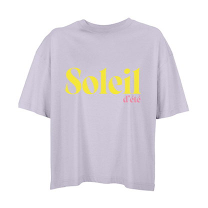 Camiseta boxy violeta de algodón orgánico con mensaje Soleil d'été en rosa y amarillo flúor Hilma Studio