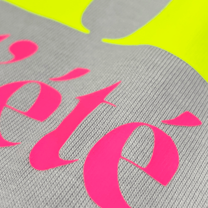 Detalle camiseta violeta de algodón con impresión en rosa y amarillo flúor Hilma Studio