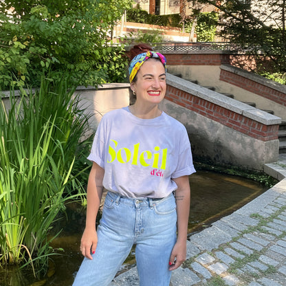 Camiseta boxy violeta de algodón orgánico con mensaje Soleil d'été en rosa y amarillo flúor Hilma Studio