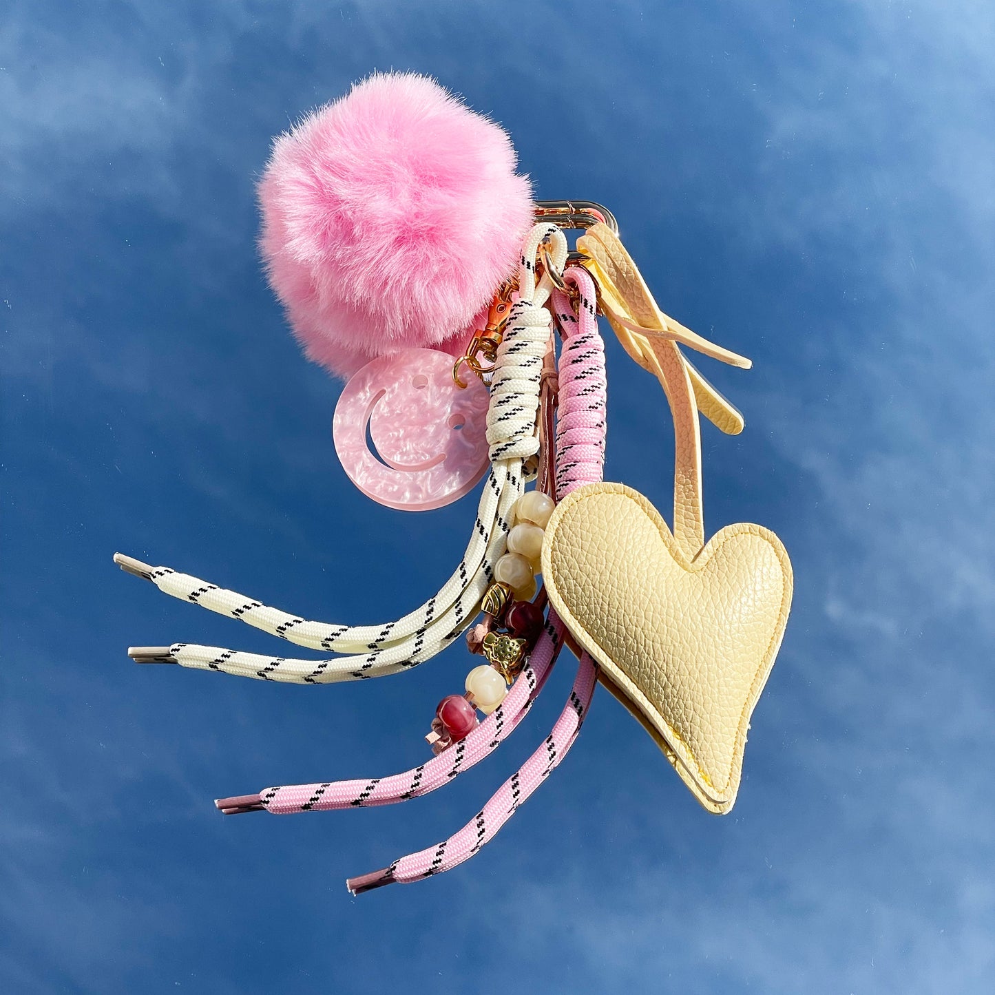 Accesorio charm para bolso con colgantes decorativos hecho a mano Studio Hilma