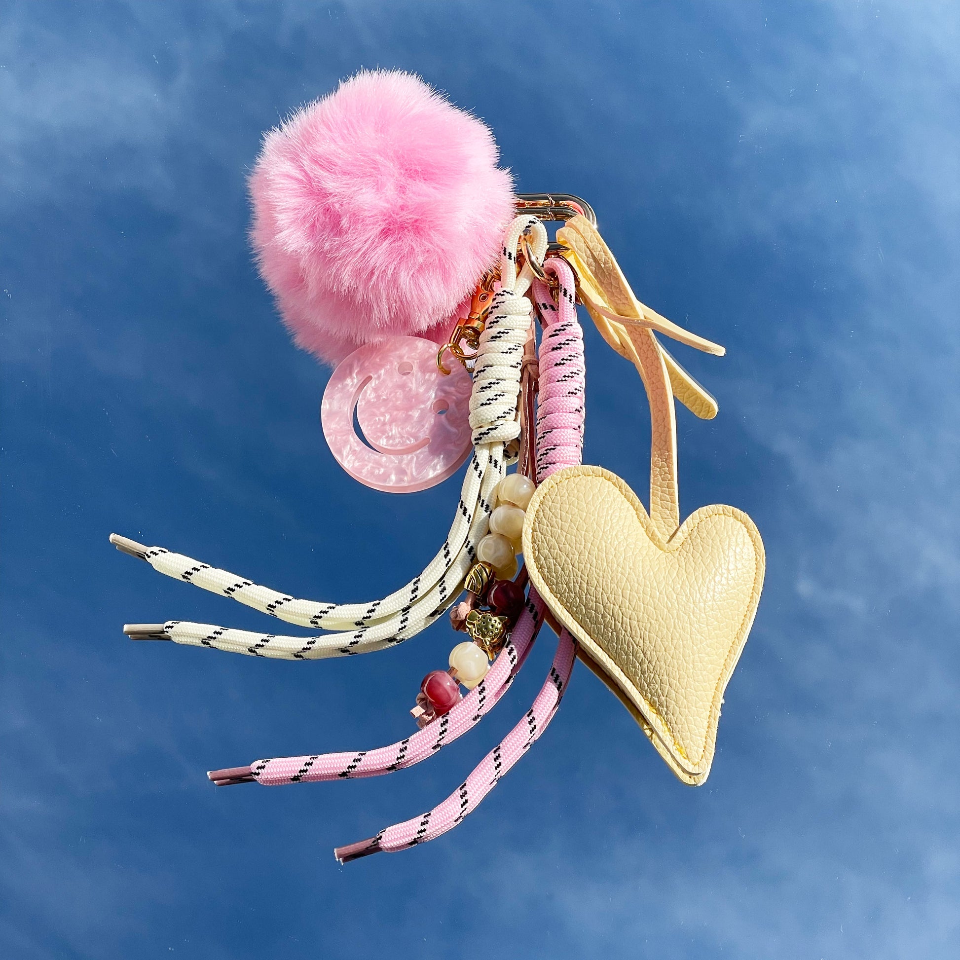 Accesorio charm para bolso con colgantes decorativos hecho a mano Studio Hilma