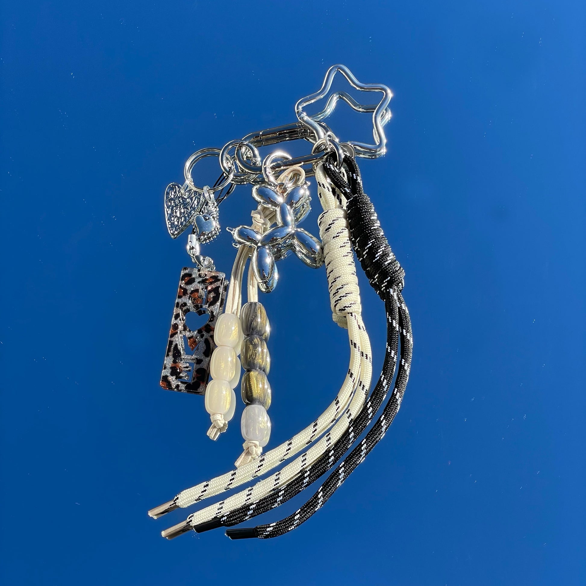 Accesorio charm para bolso con colgantes decorativos hecho a mano Studio Hilma