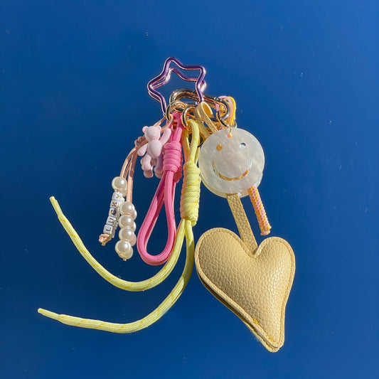 Accesorio charm para bolso con colgantes decorativos hecho a mano Studio Hilma