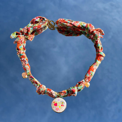 Collar bandana con charms decorativos estilo creativo y colorido Studio Hilma