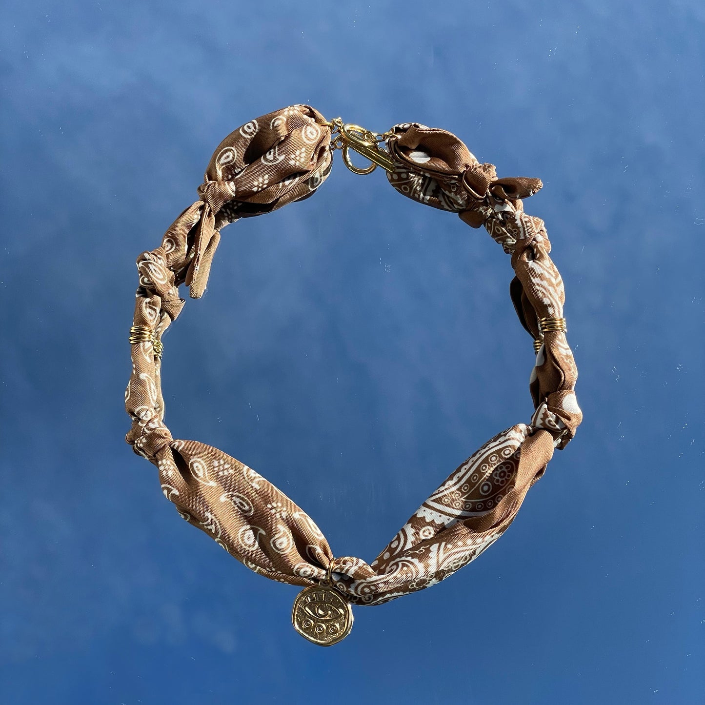 Collar bandana con charms decorativos estilo creativo y colorido Studio Hilma