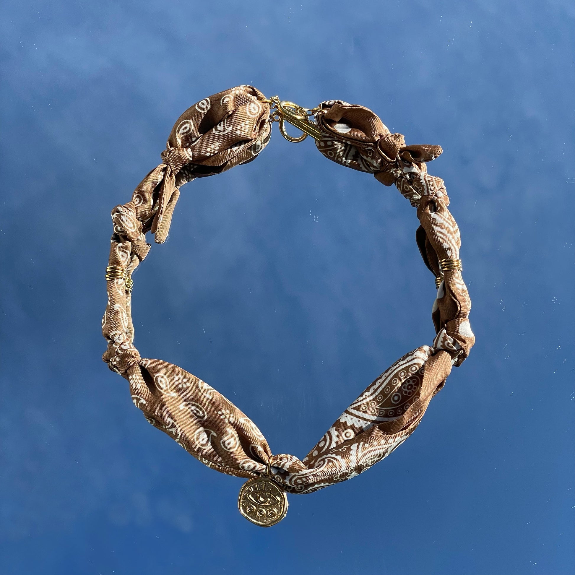 Collar bandana con charms decorativos estilo creativo y colorido Studio Hilma