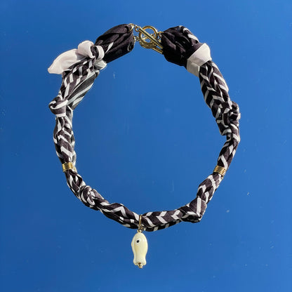 Collar bandana con charms decorativos estilo creativo y colorido Studio Hilma