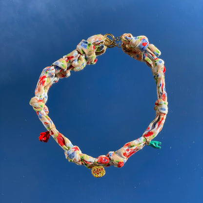 Collar bandana con charms decorativos estilo creativo y colorido Studio Hilma