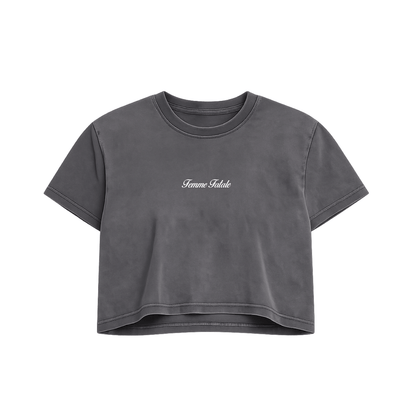 Camiseta estilo crop top negra deslavada de algodón con mensaje Femme fatale en terciopelo blanco Hilma Studio