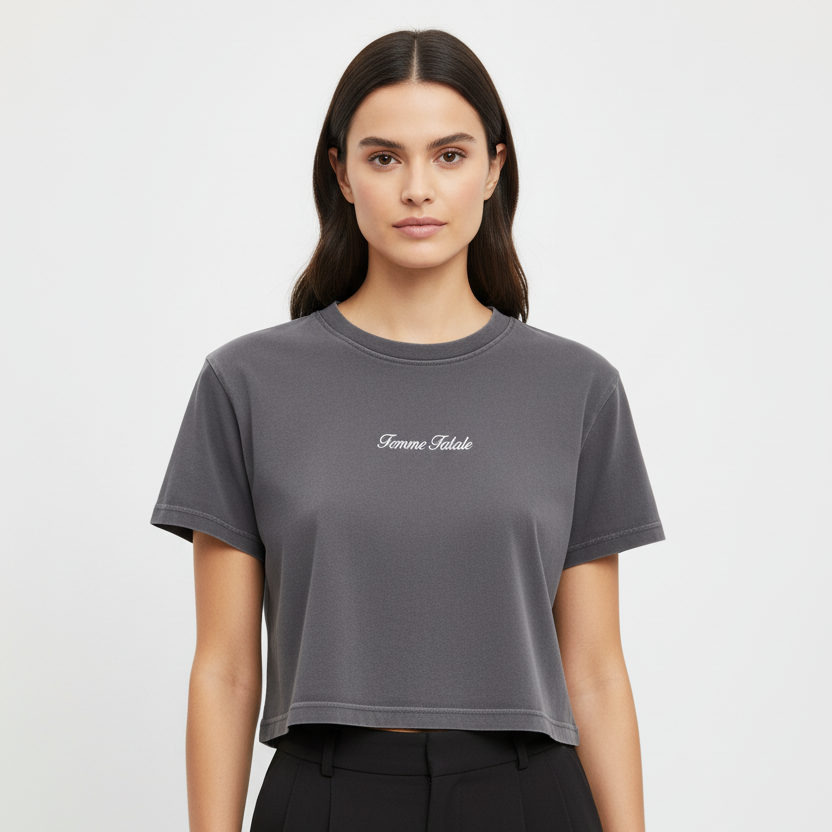 Camiseta estilo crop top negra deslavada de algodón con mensaje Femme fatale en terciopelo blanco Hilma Studio