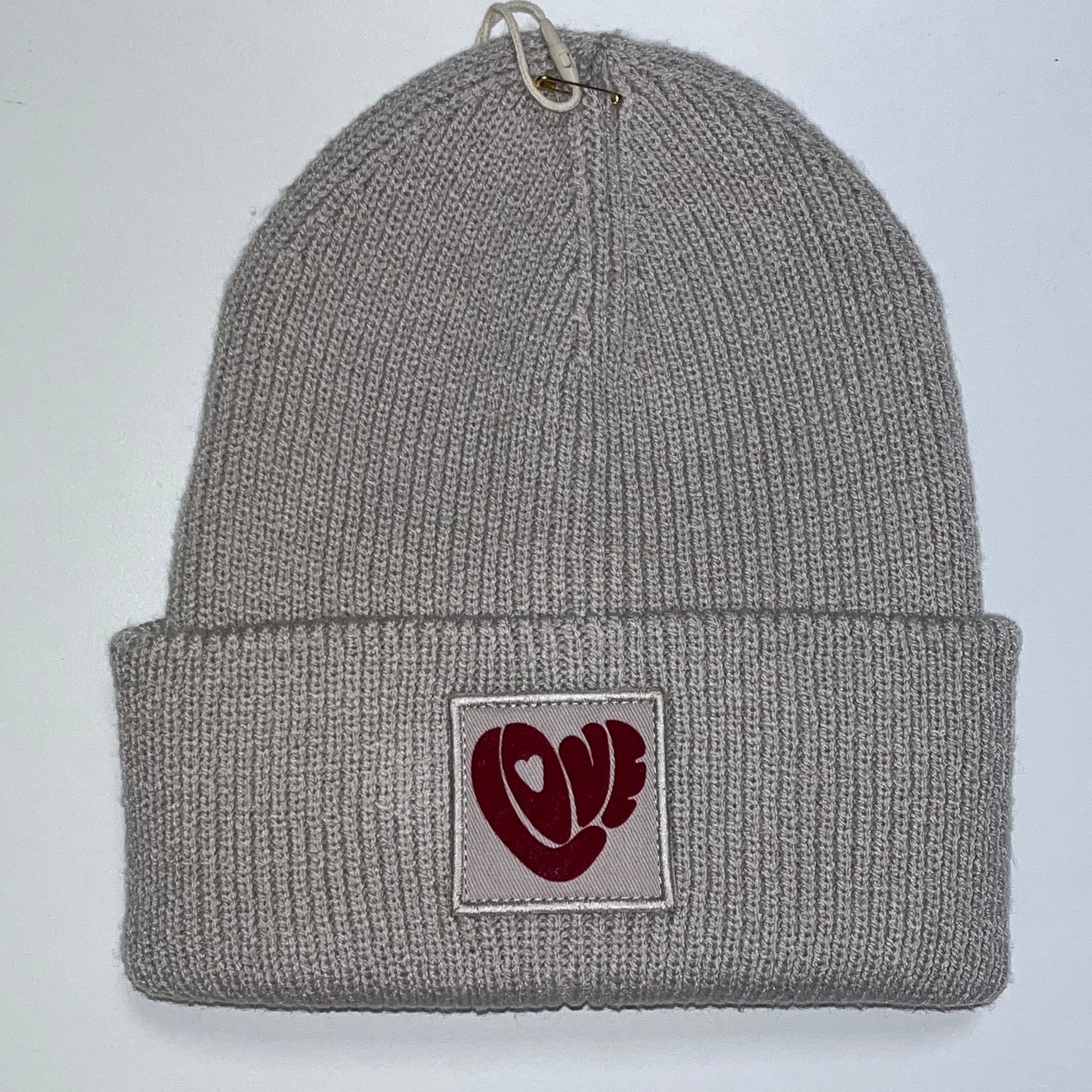 gorro de punto unisex de algodón orgánico con parche love en color beige– hilma-studio