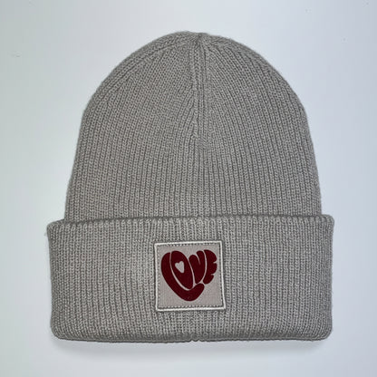 Gorro de poliéster reciclado beige con mensaje Love en terciopelo rojo Studio Hilma