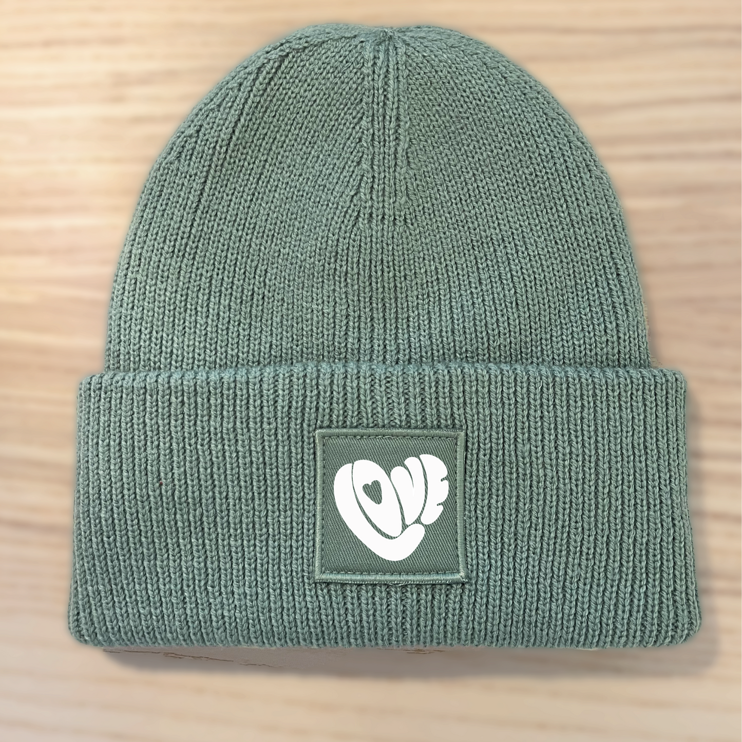 gorro de punto unisex de algodón orgánico con parche love en color verde– hilma-studio