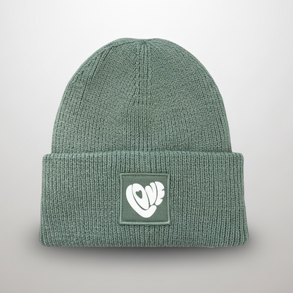 Gorro de poliéster reciclado verde con mensaje Love en terciopelo blanco Studio Hilma