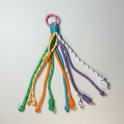 Accesorio charm para bolso con cuerdas multicolor hecho a mano Studio Hilma