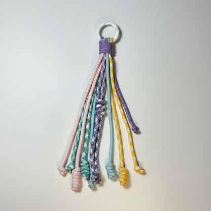 Accesorio charm para bolso con cuerdas multicolor hecho a mano Studio Hilma