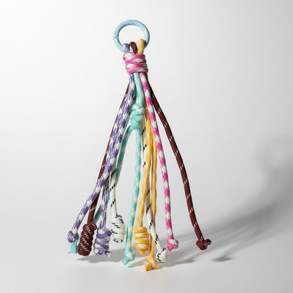 Accesorio charm para bolso con cuerdas multicolor hecho a mano Studio Hilma