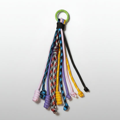 Accesorio charm para bolso con cuerdas multicolor hecho a mano Studio Hilma