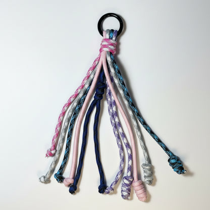Accesorio charm para bolso con cuerdas multicolor hecho a mano Studio Hilma