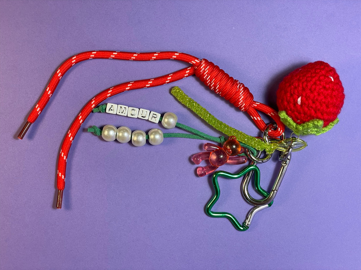 Llavero artesanal colorido con colgantes decorativos y cordones.