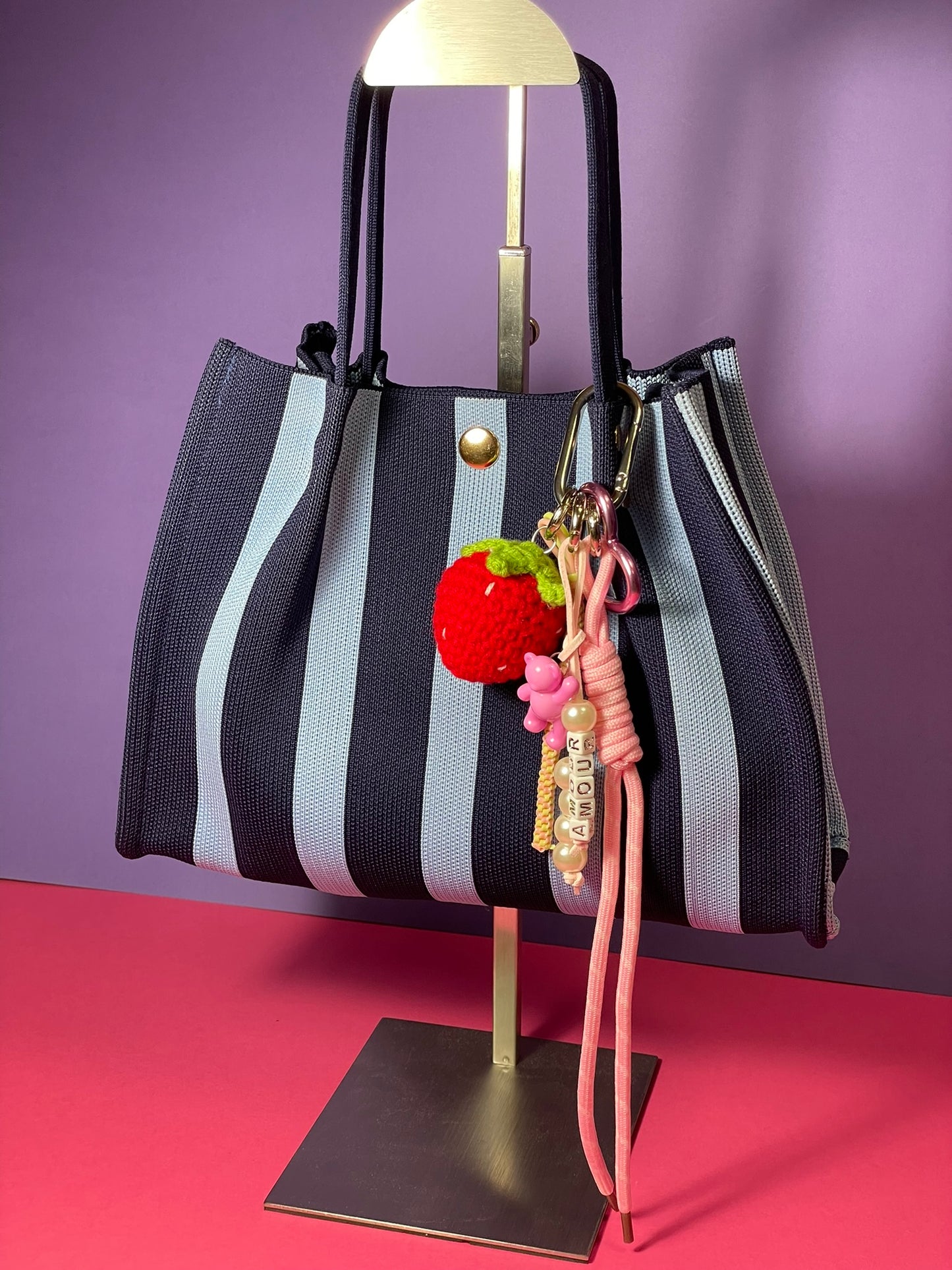 Llavero artesanal colorido con colgantes decorativos y cordones.