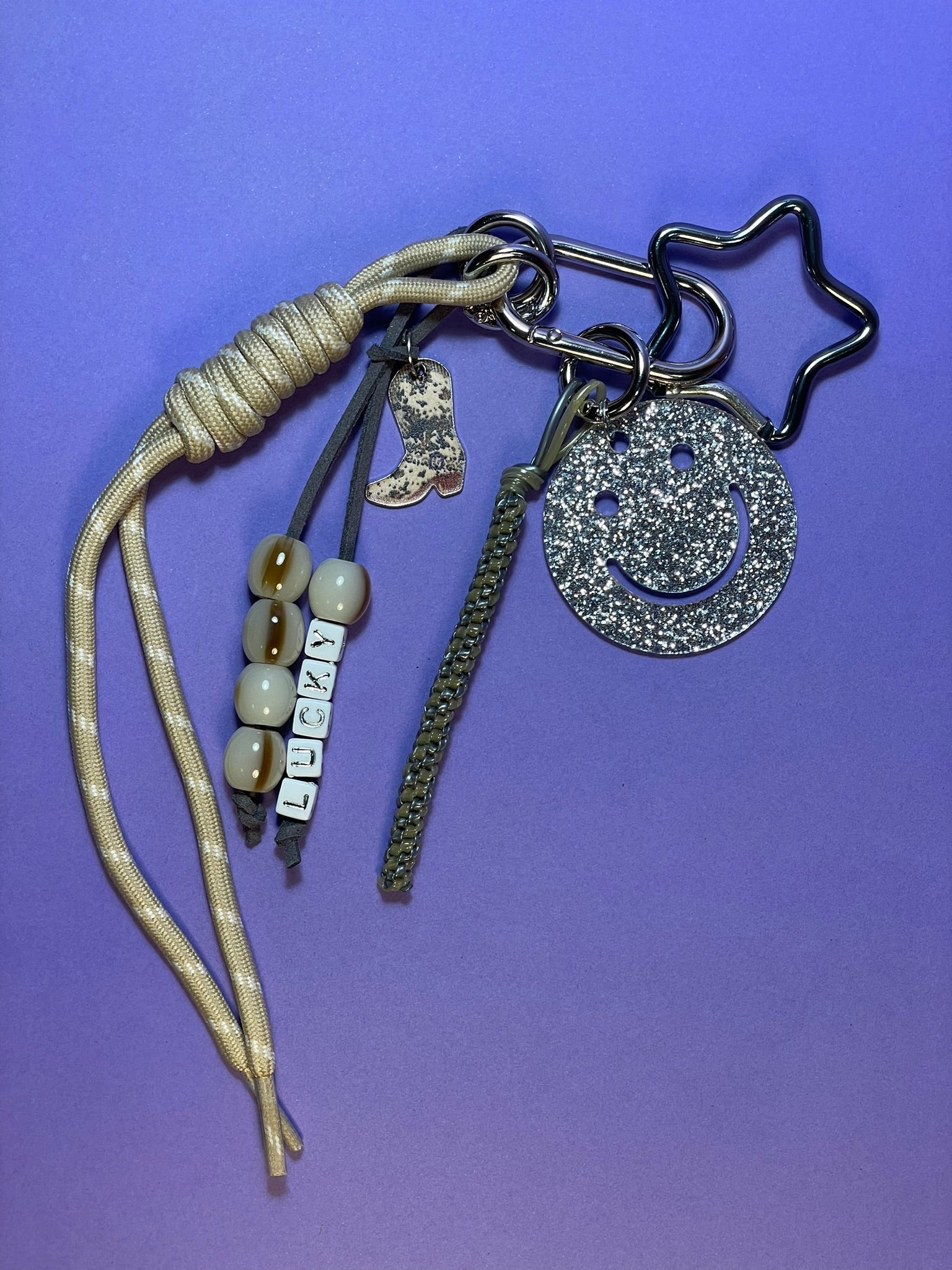 Llavero artesanal colorido con colgantes decorativos y cordones.