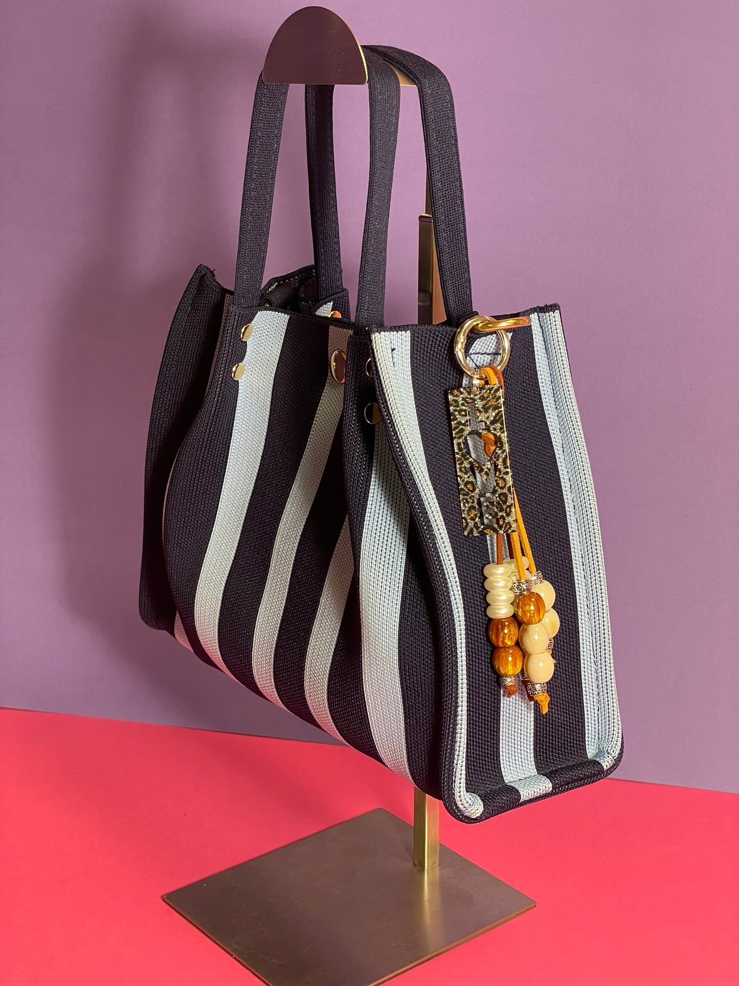 Llavero artesanal colorido con colgantes decorativos y cordones.