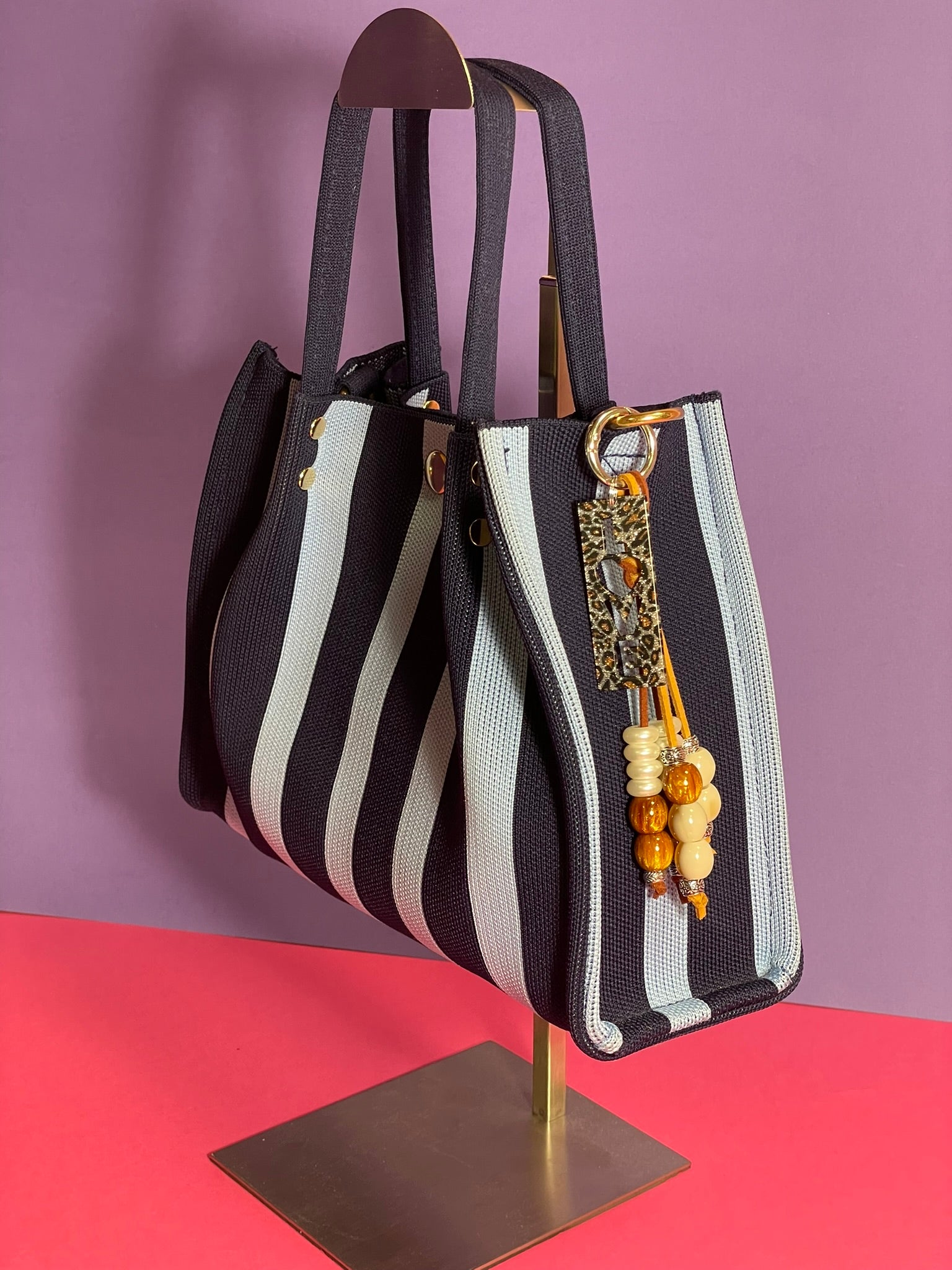 Llavero artesanal colorido con colgantes decorativos y cordones.