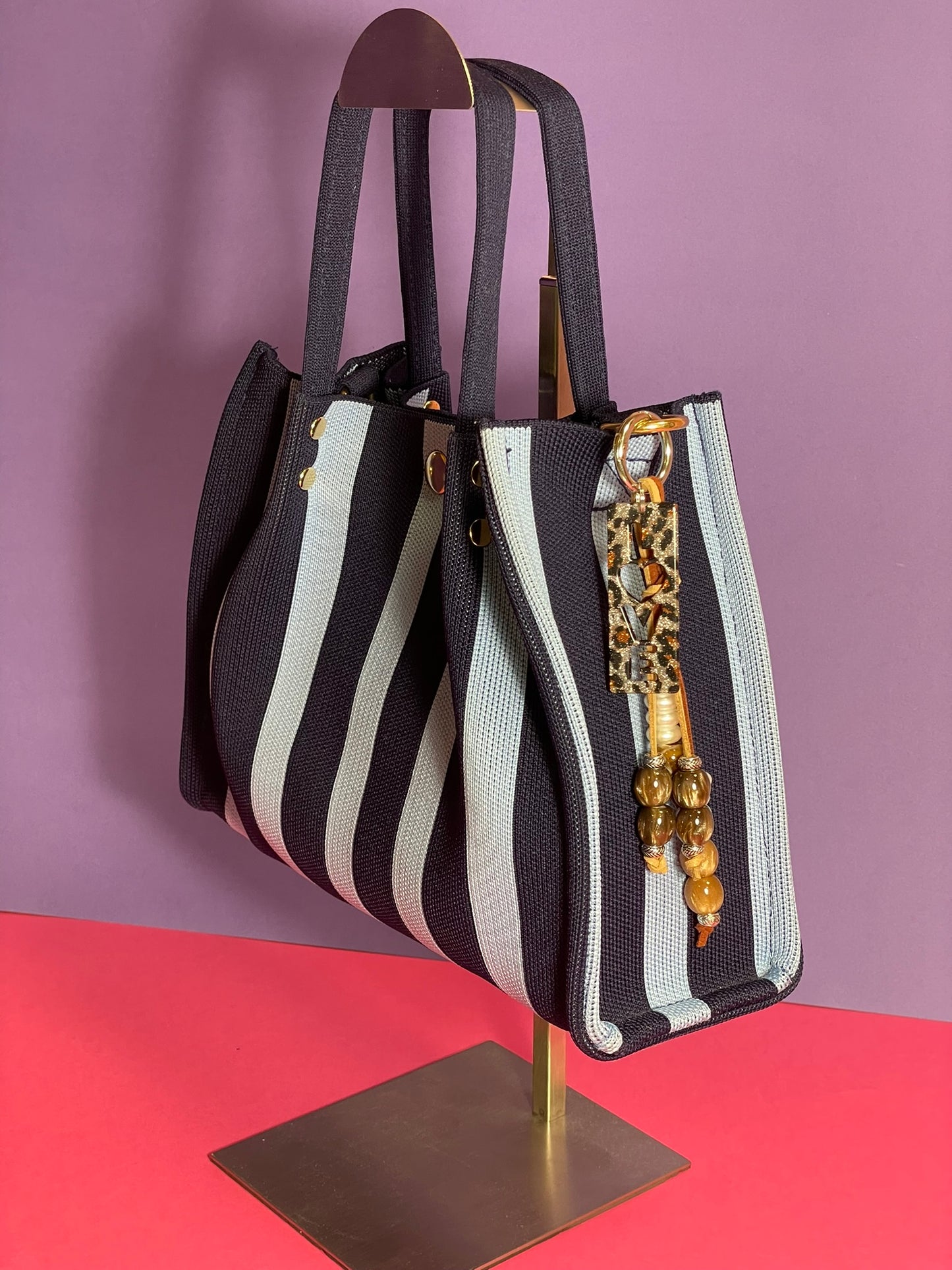 Llavero artesanal colorido con colgantes decorativos y cordones.