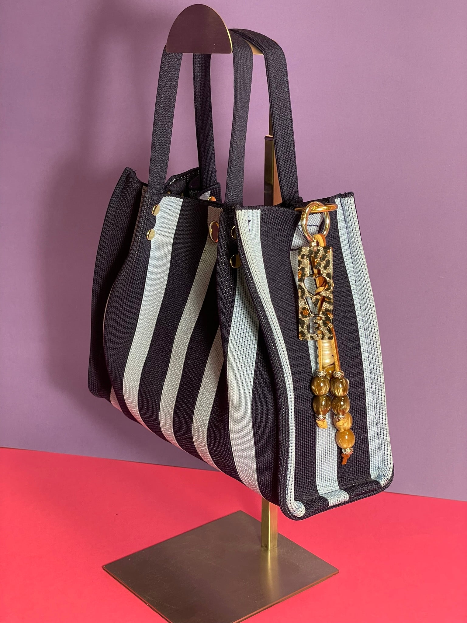 Llavero artesanal colorido con colgantes decorativos y cordones.