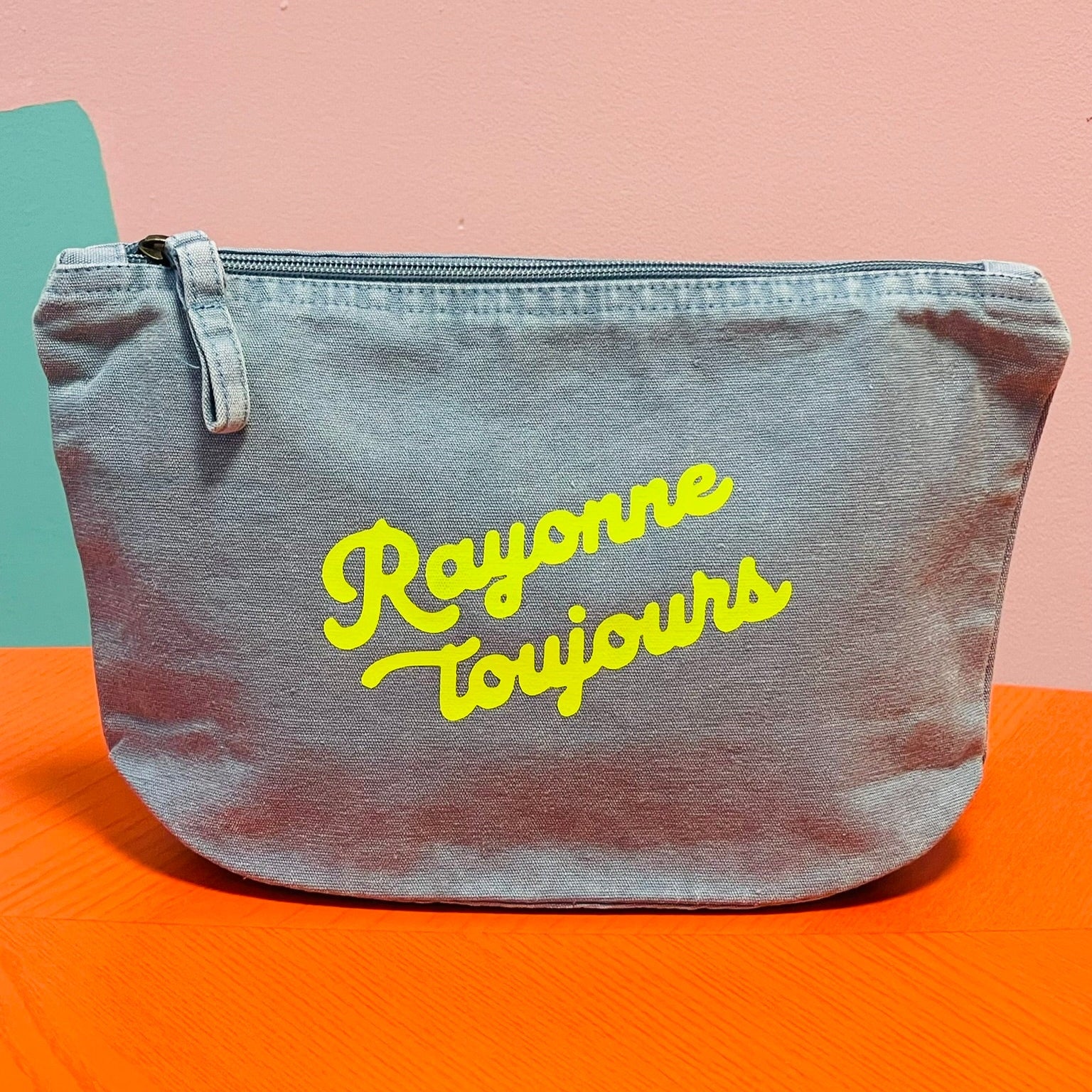 neceser de tela vaquera (denim) resistente y reutilizable con diseño moderno – Hilma Studio