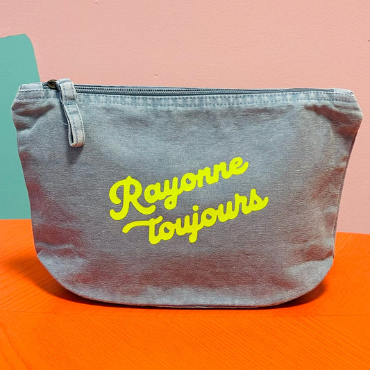 neceser de tela vaquera (denim) resistente y reutilizable con diseño moderno – Hilma Studio