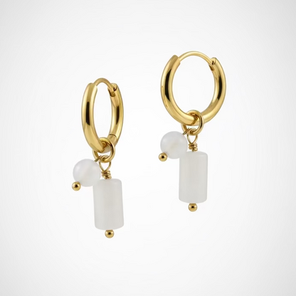 Pendientes de acero inoxidable dorados con charms blancos diseño creativo Hilma Studio